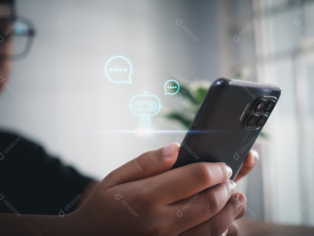 Uma mão de menino usa um smartphone para digitar chat ao vivo, perguntar, responder com um sistema de inteligência artificial.