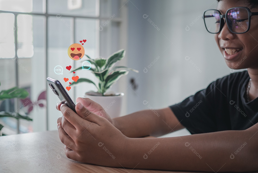 mão de menino usando smartphone digitando bate-papo ao vivo conversando na web digital de comunicação de aplicativos e conceito de rede social.