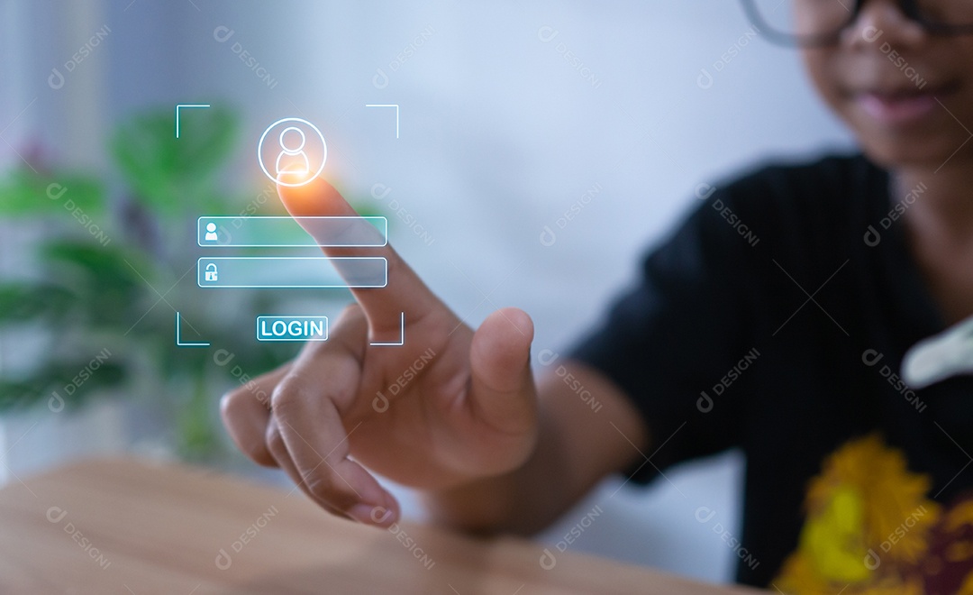 Os dedos das pessoas estão pressionando na tela do telefone. Representa proteção contra hacks externos