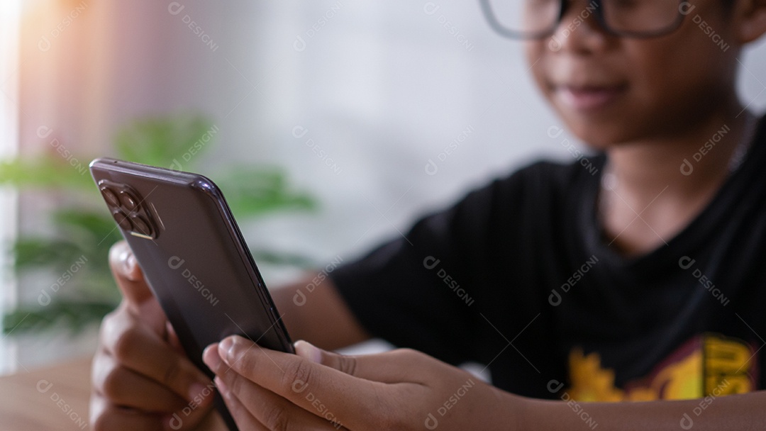 homem segurando e usando um conceito de tecnologia de comunicação de telefone.