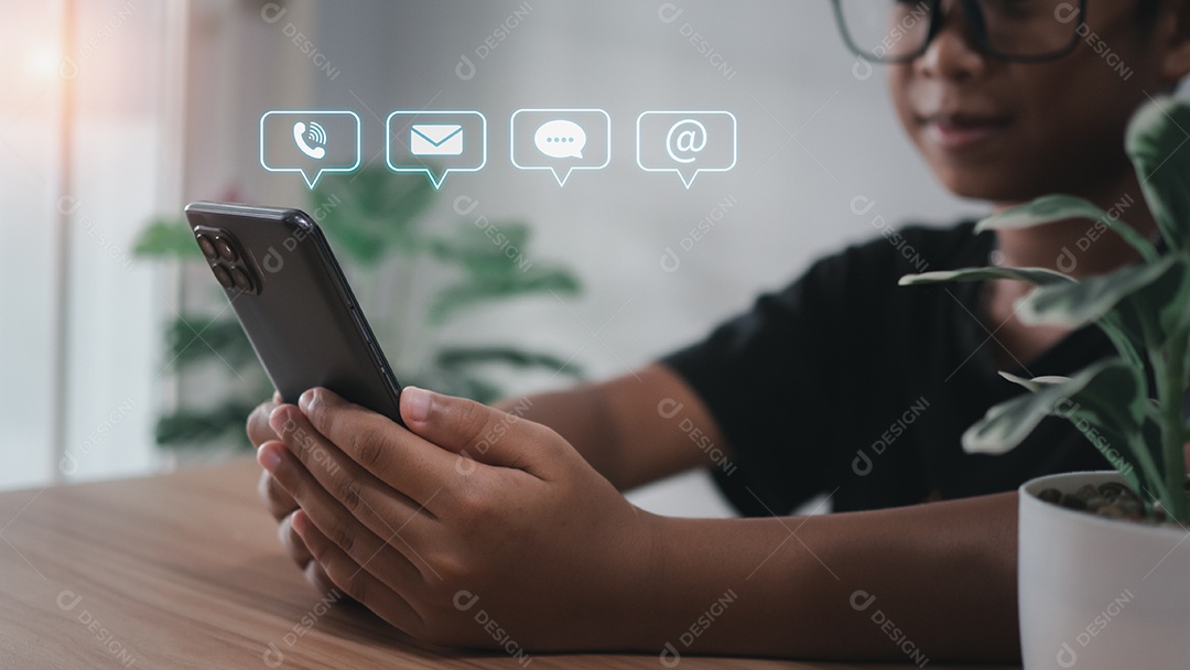 Homem segurando e usando um conceito de tecnologia de comunicação de telefone.