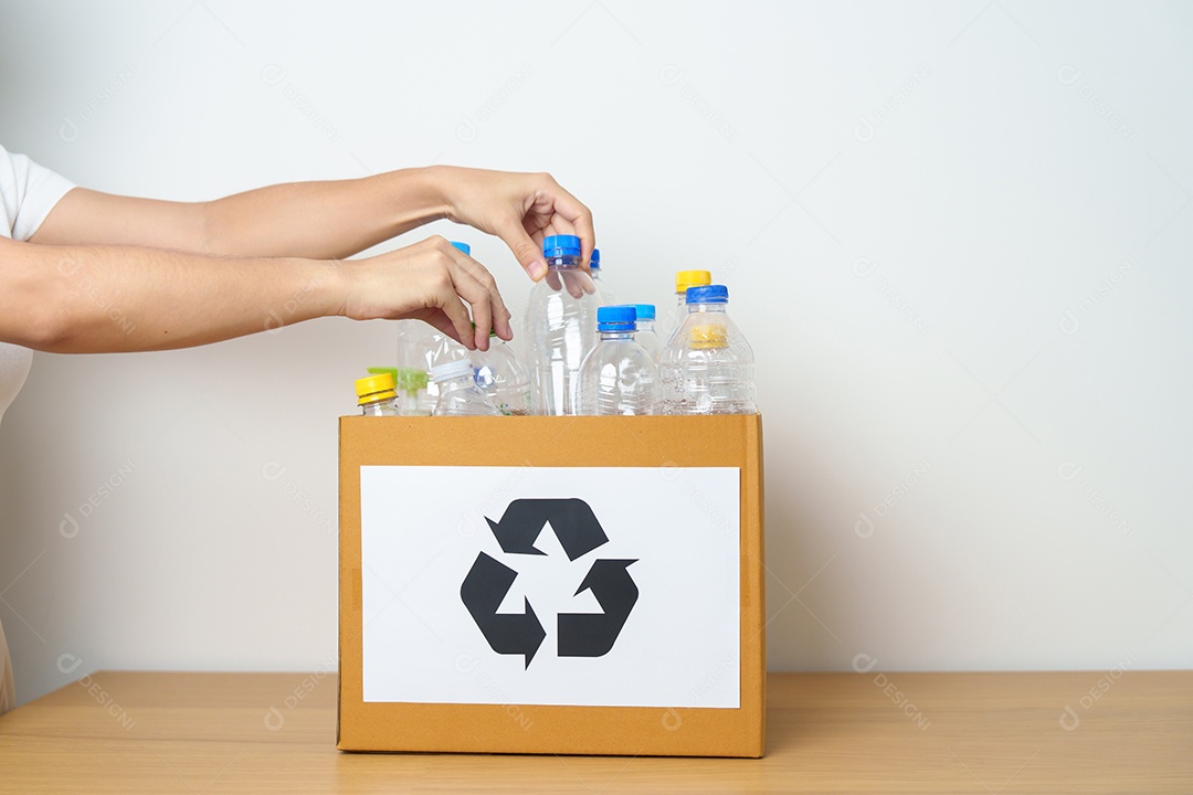 O voluntário mantém a garrafa de plástico em uma caixa de papel em casa ou no escritório.