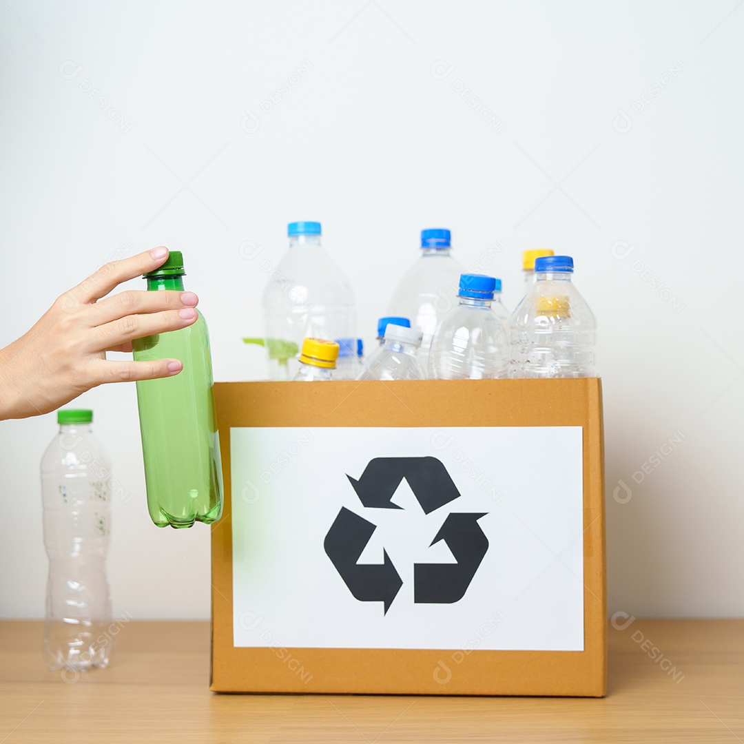 O voluntário mantém a garrafa de plástico em uma caixa de papel em casa ou no escritório.