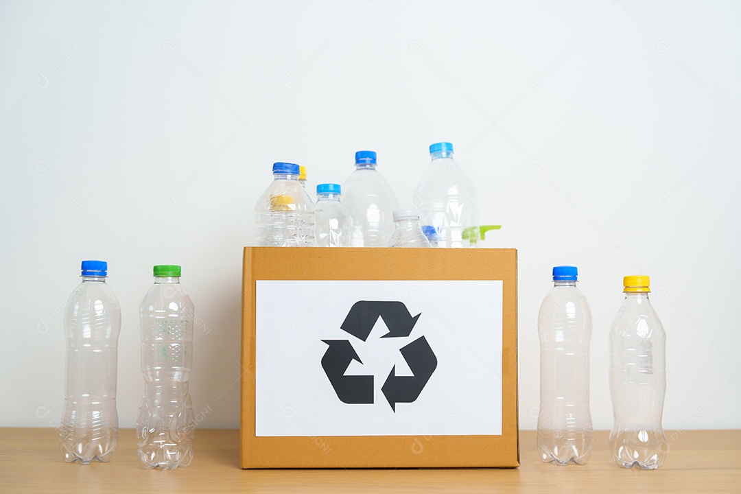 Garrafa plástica em caixa de papel em casa ou no escritório.