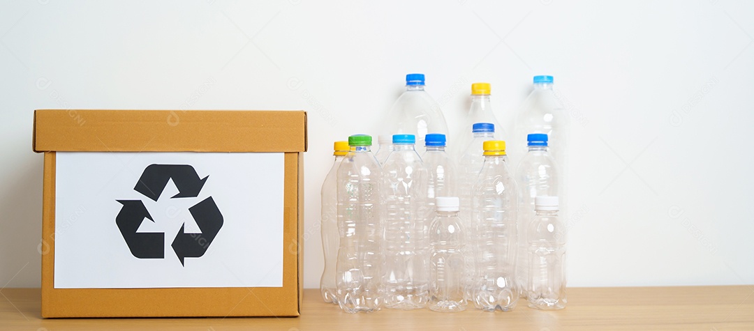 Garrafa plástica em caixa de papel em casa ou no escritório.