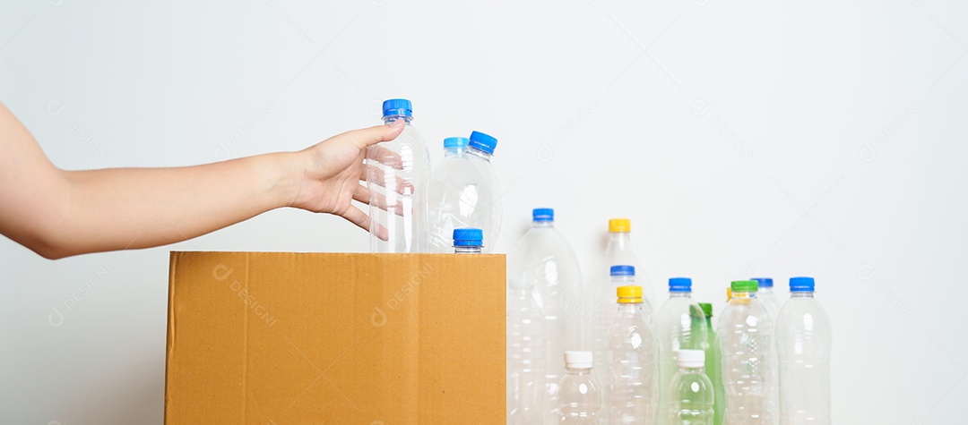 Garrafa plástica em caixa de papel em casa ou no escritório. Reciclar triagem de lixo.