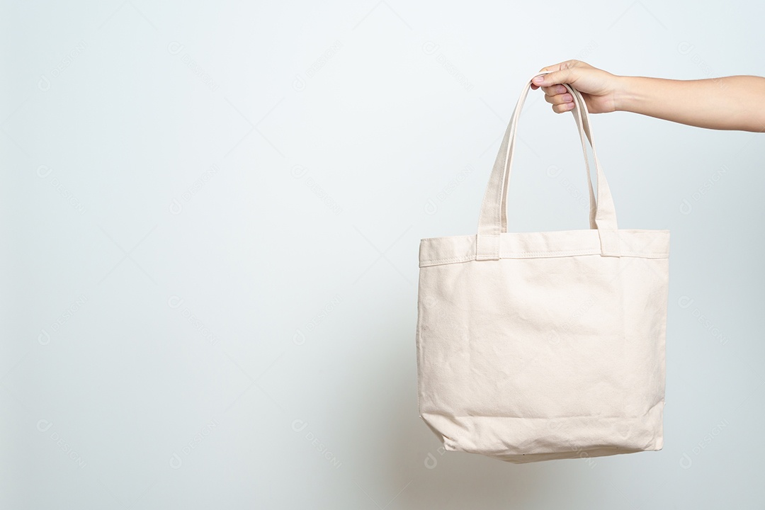 Mulher com sacola Eco Shopping com espaço de cópia para texto.