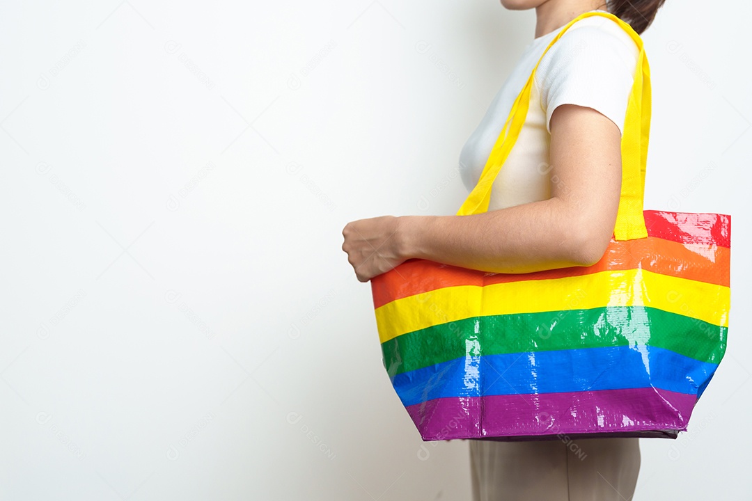 Conceito do mês do orgulho LGBT ou mulher LGBTQ+ ou LGBTQIA+ com bolsa ecológica com cor arco-íris
