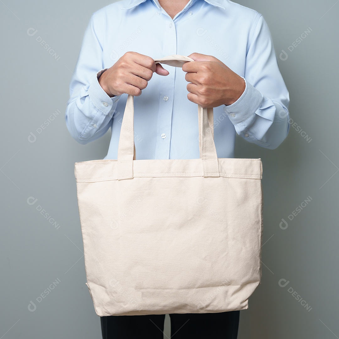 homem com sacola Eco Shopping com espaço de cópia para texto.