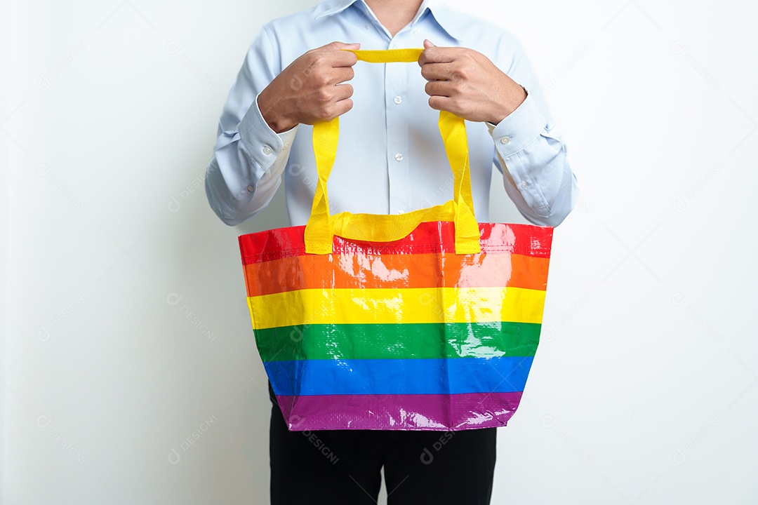 Conceito do mês do orgulho LGBT ou mulher LGBTQ ou LGBTQIA+ com bolsa ecológica com cor arco-íris