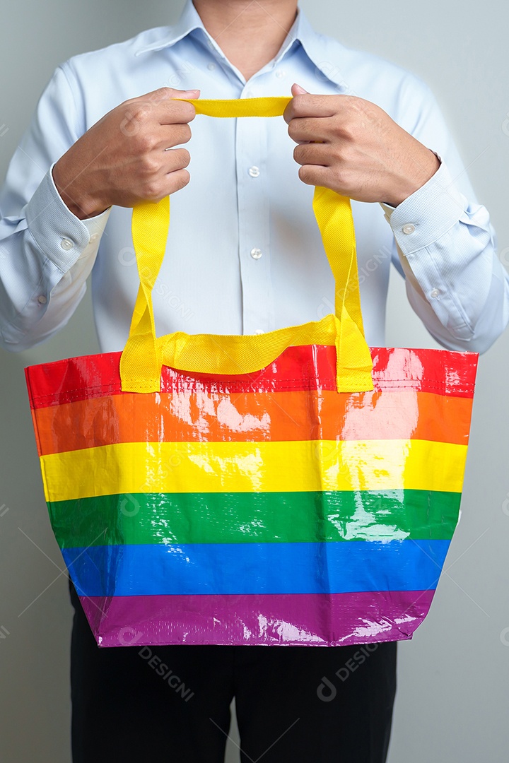 Conceito do mês do orgulho LGBT ou mulher LGBTQ ou LGBTQIA+ com bolsa ecológica com cor arco-íris