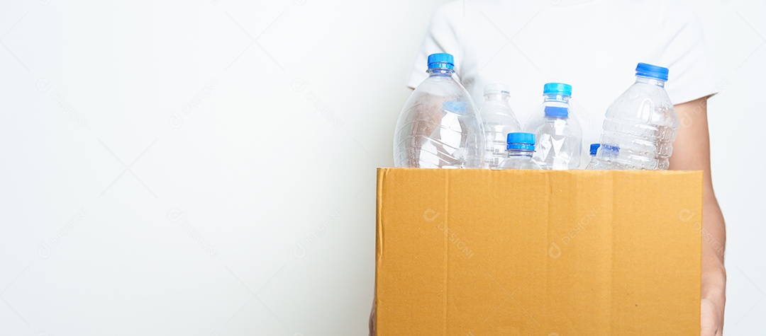 O voluntário mantém a garrafa de plástico em uma caixa de papel em casa ou no escritório.