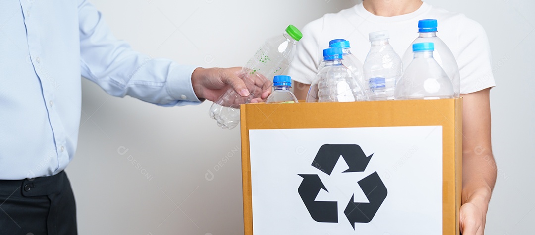 O voluntário mantém a garrafa de plástico em uma caixa de papel em casa ou no escritório.