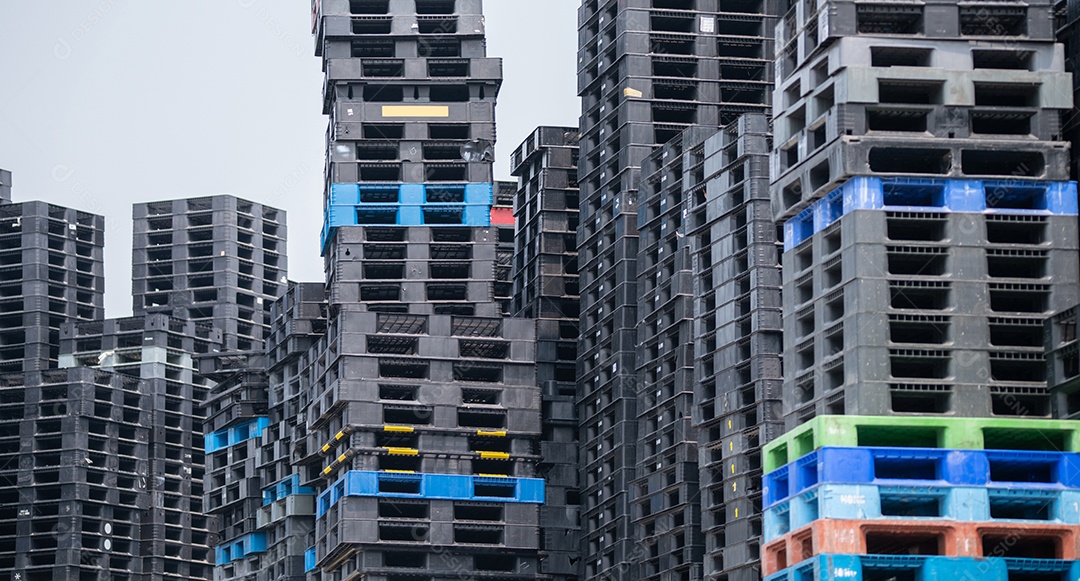 Pilha de paletes de transporte de plástico