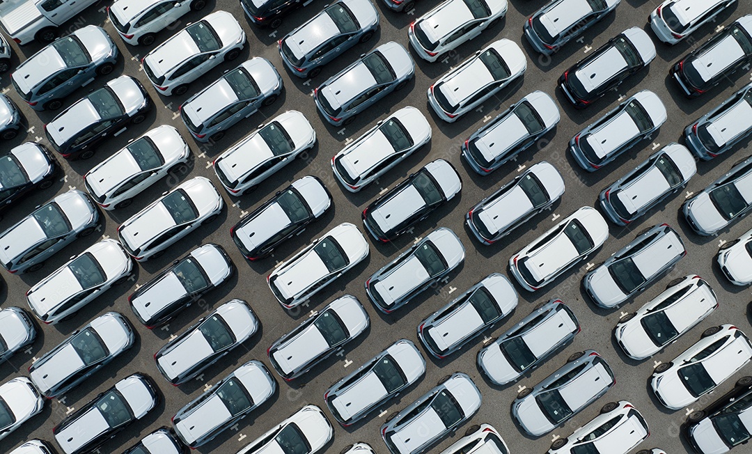 Vista aérea do estoque de carros novos no estacionamento da fábrica