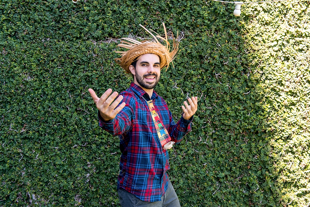 Sertanejo brasileiro usando chapéu de palha convocando comemoração de junho