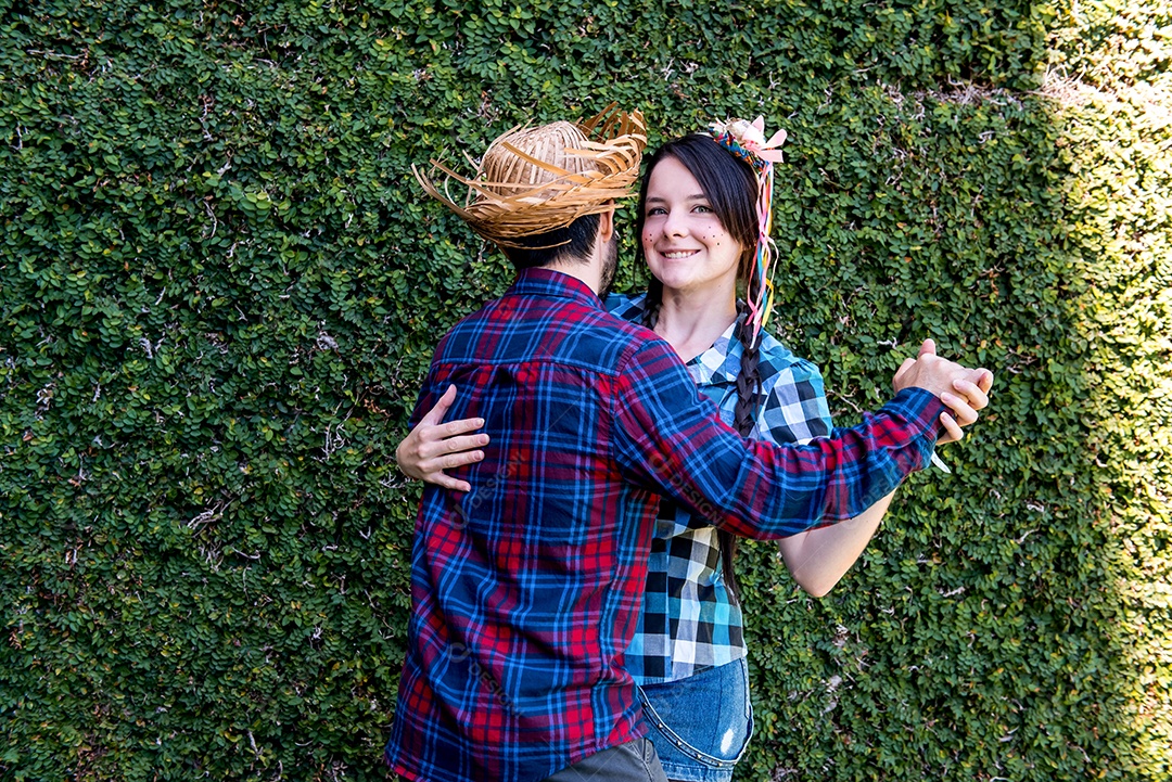 Casal caipira dançando em festa junina brasileira