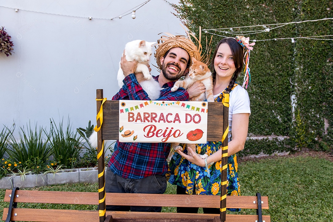 Casal caipira com gatos em festa junina brasileira, Tradução Tenda do beijo