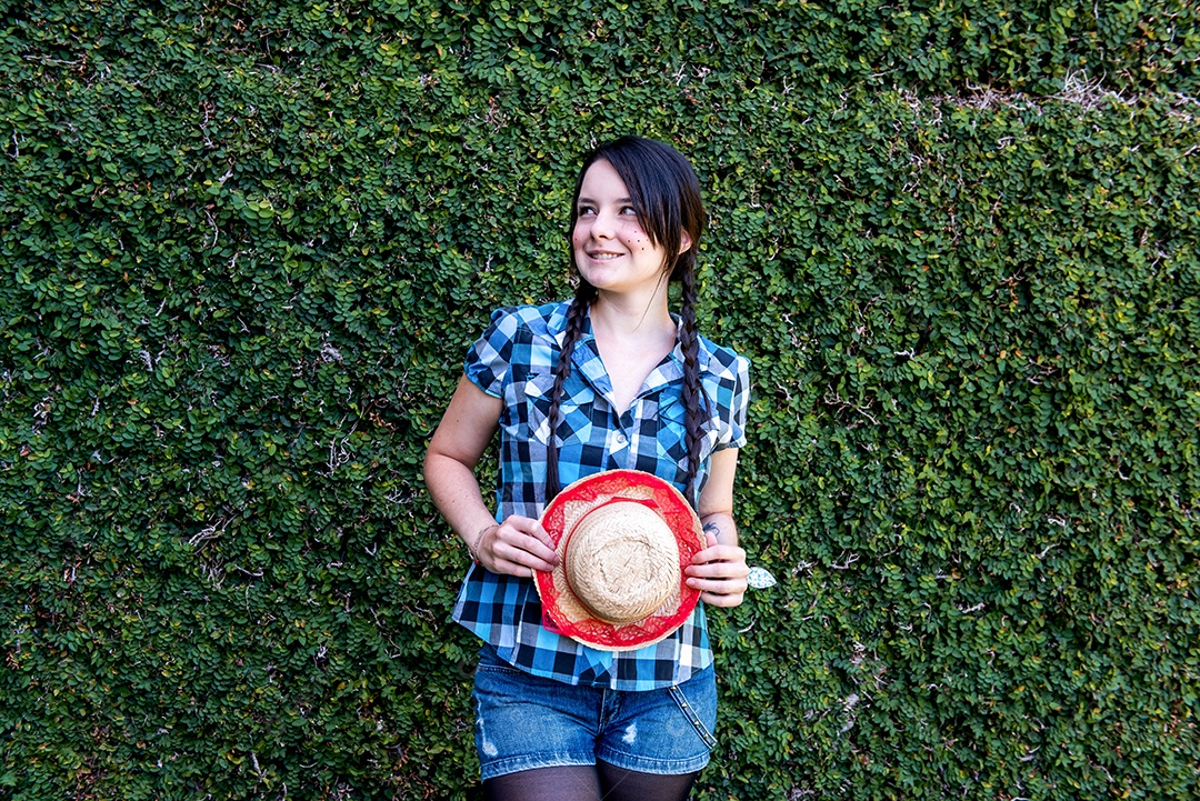 Garota country com chapéu de palha na festa junina brasileira