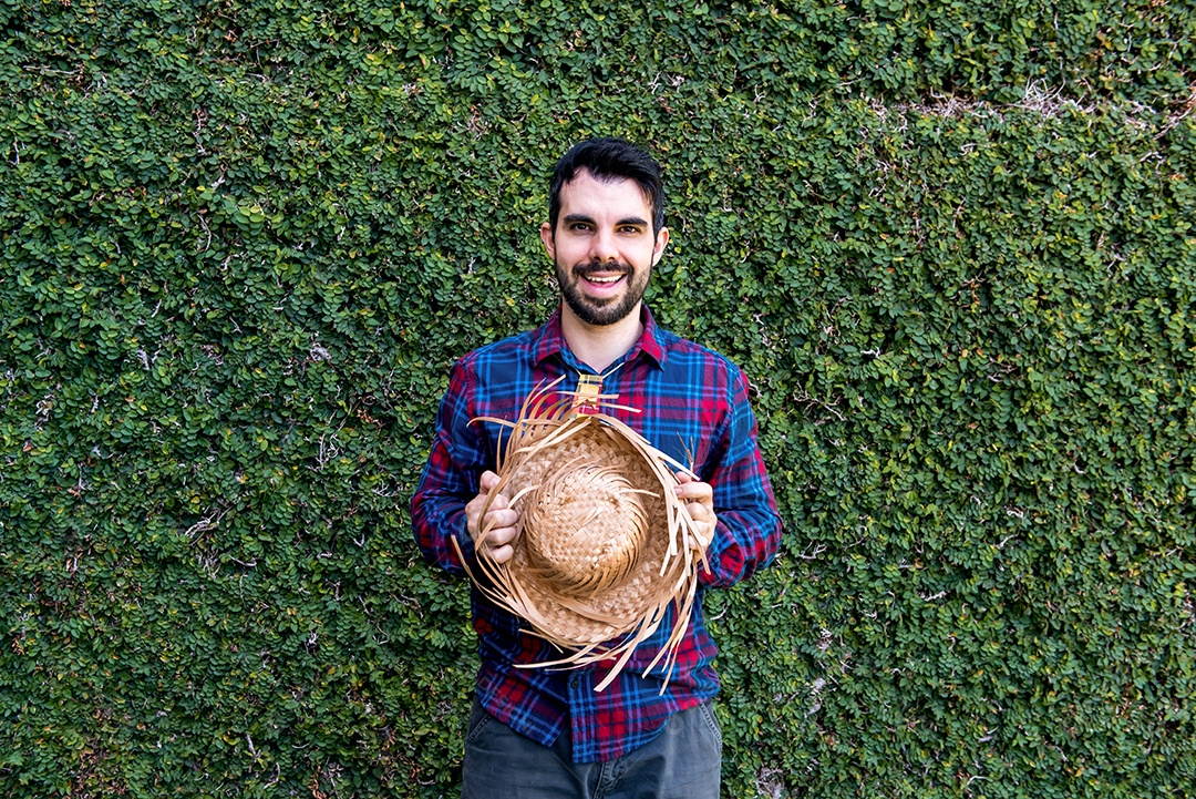 Compatriota com chapéu de palha em festa junina brasileira