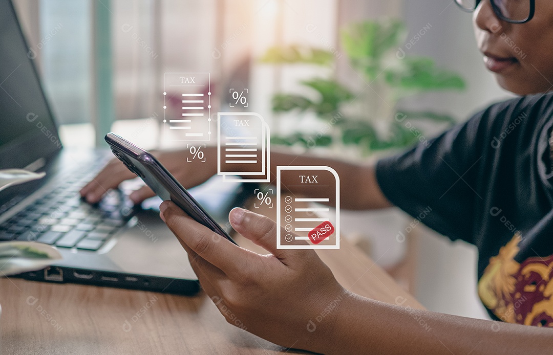 Empresas que usam um computador para preencher o formulário de declaração de imposto de renda individual on-line para pagamento de impostos.