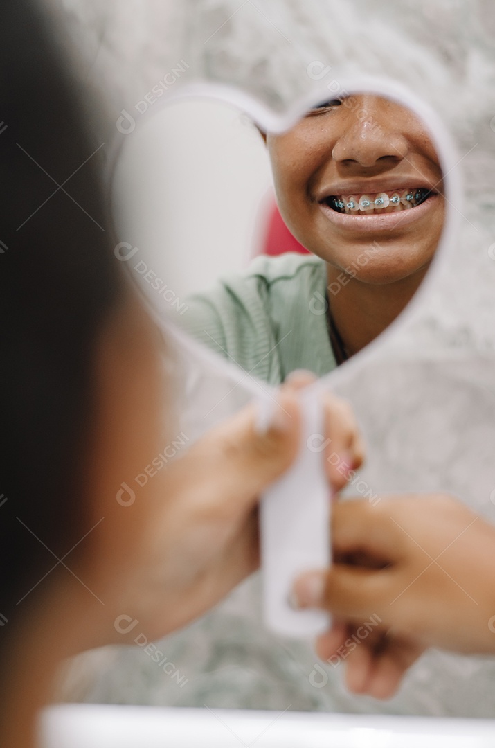 Pessoa jovem garota feliz com seu sorriso sobre consultorio de dentista