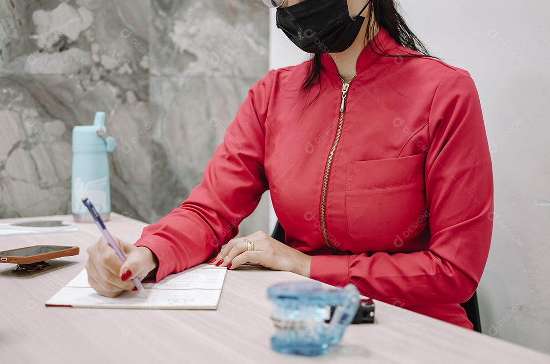 Mulher jovem dentista sobre consultorio