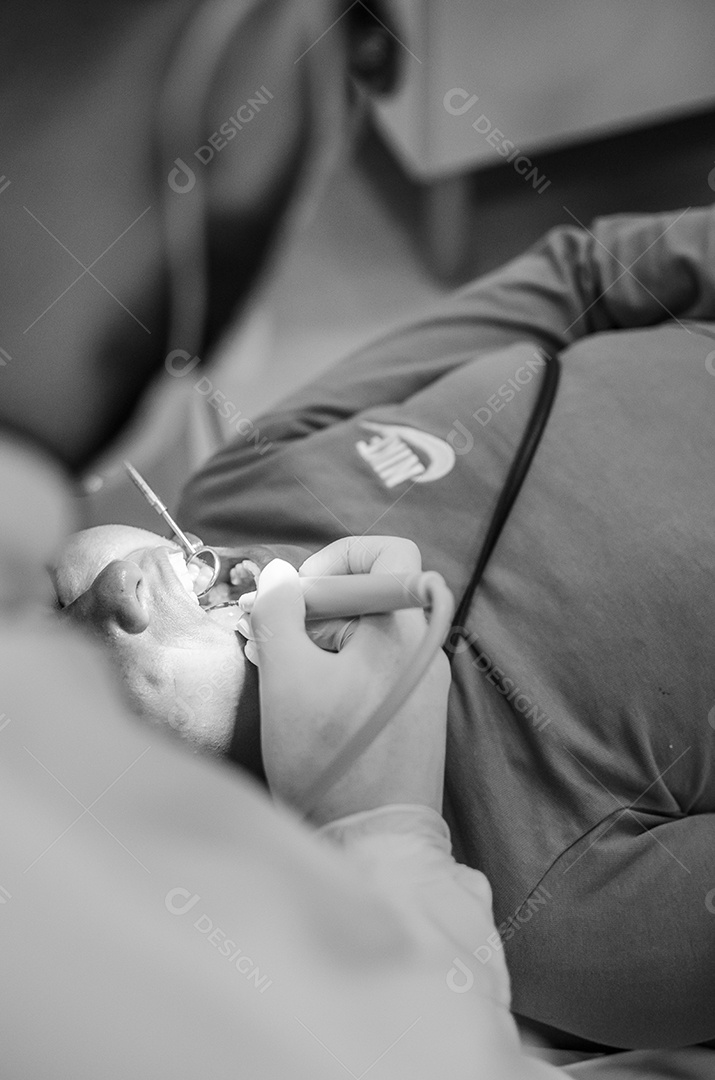 Pessoa jovem dentista sobre consultorio