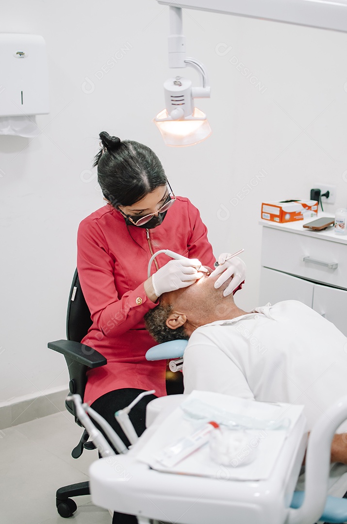 Dentista sobre seu consultorio odontológico