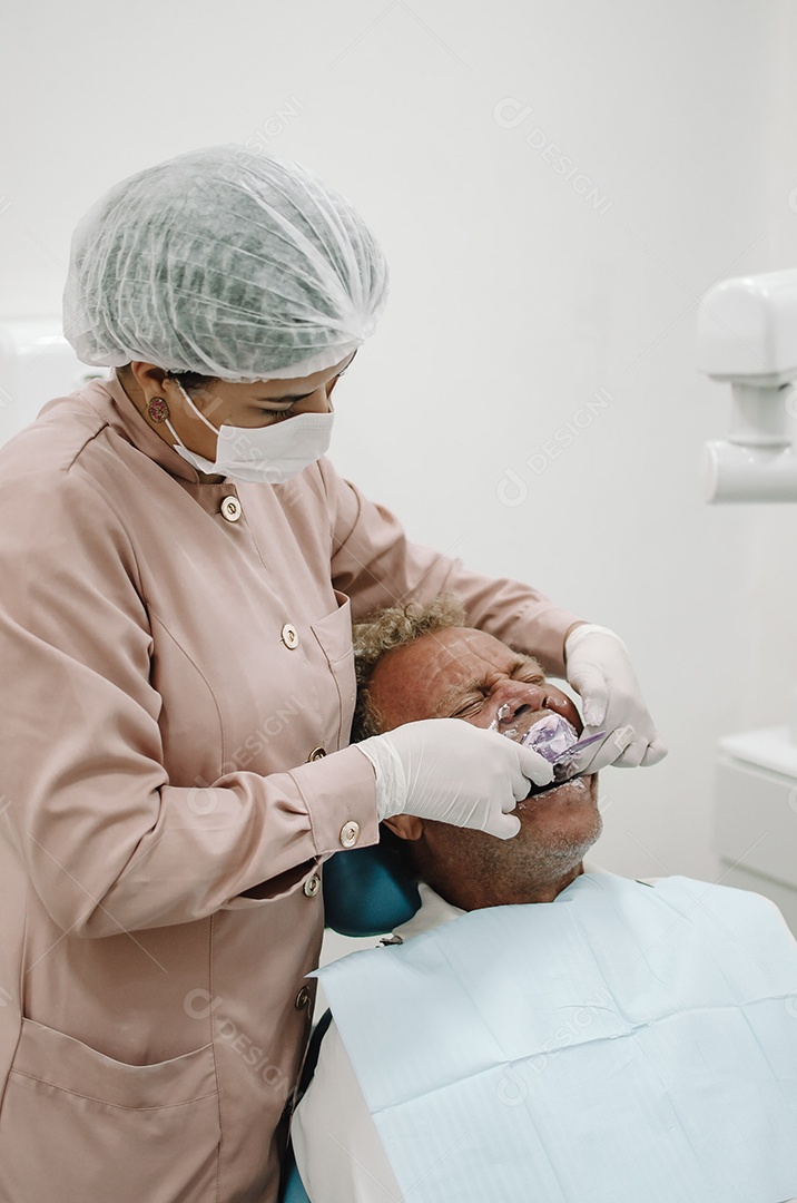 Dentista sobre seu consultorio odontológico