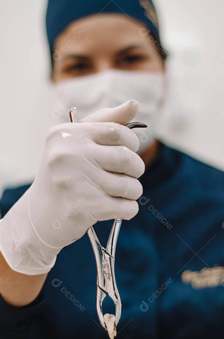 Dentista sobre seu consultorio odontológico