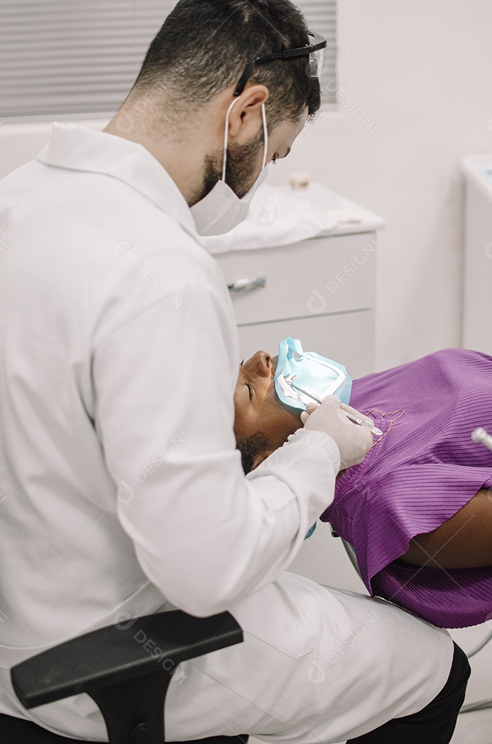 Dentista sobre seu consultorio odontológico