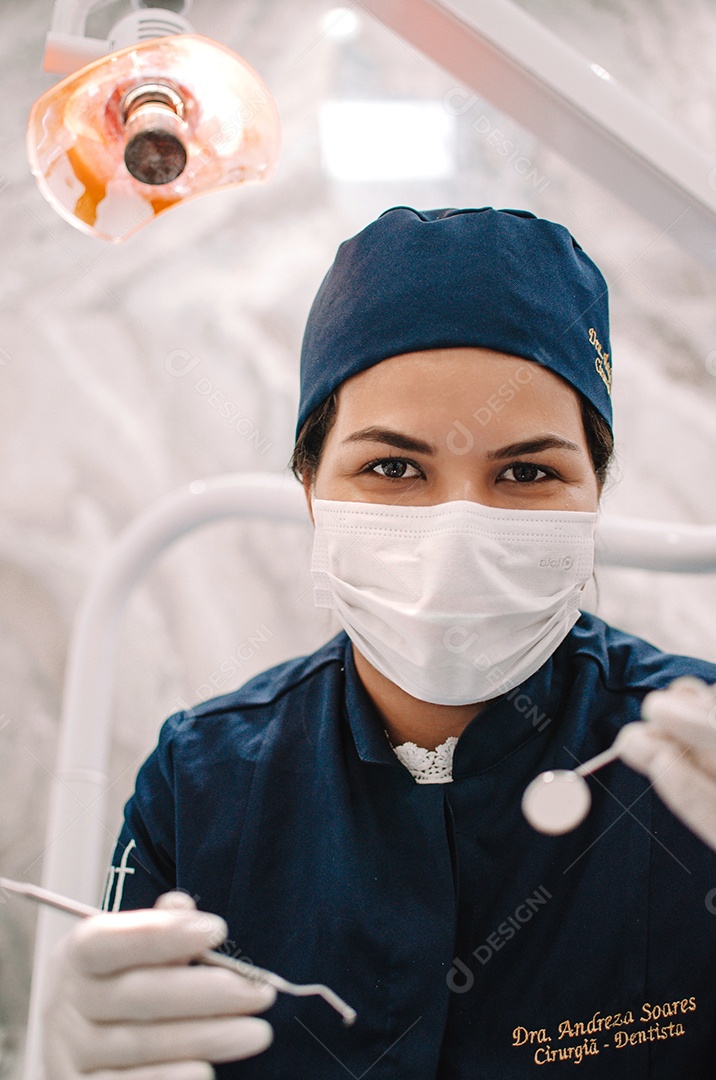 Dentista sobre seu consultorio odontológico