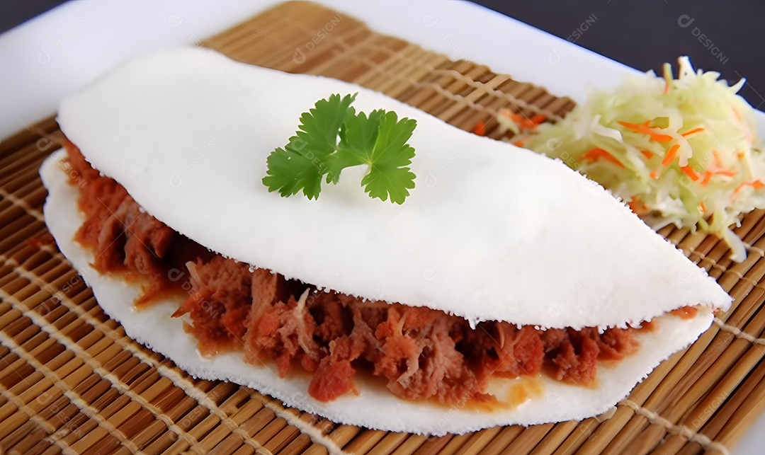 Tapioca Rechiada Sobre A Mesa