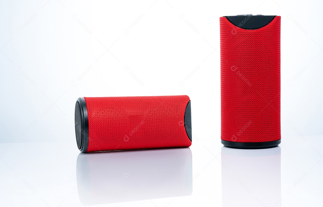 Alto-falante portátil sem fio isolado no fundo branco