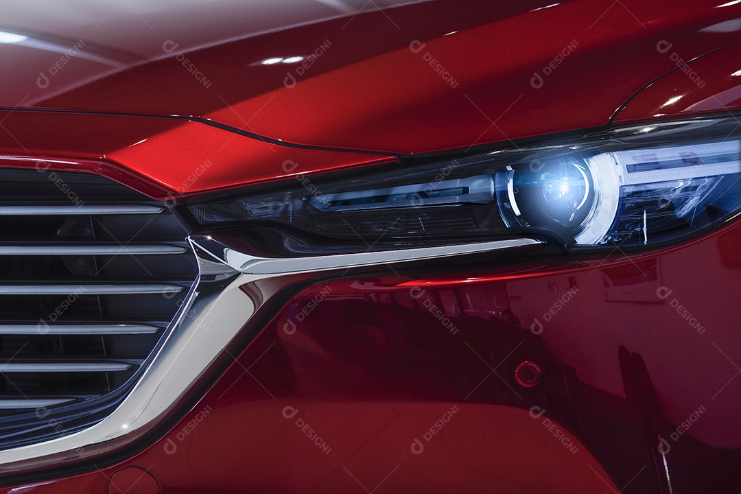 Luz de farol de um carro vermelho de luxo