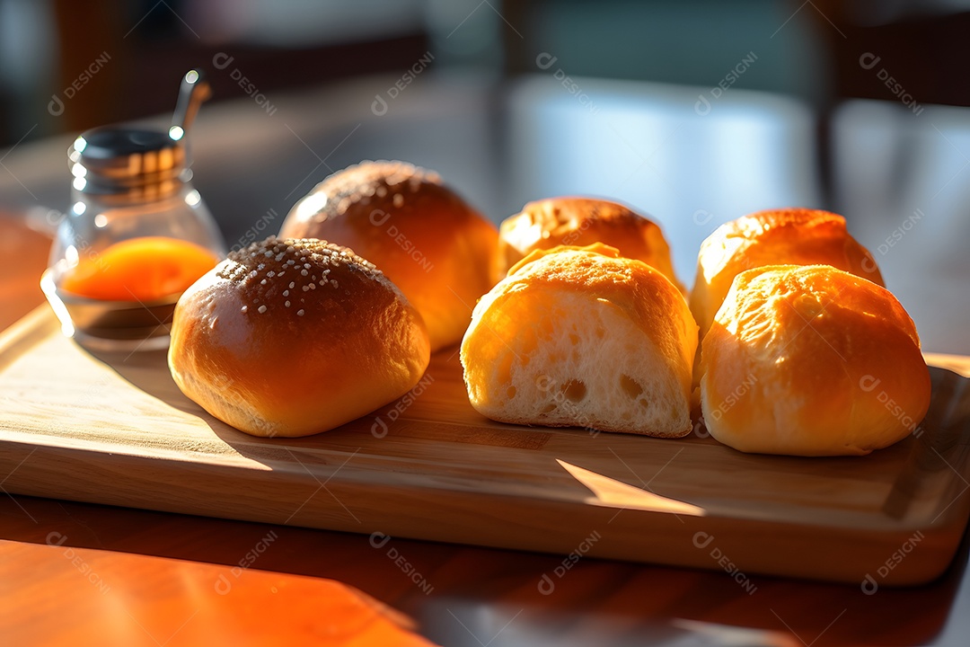 Pão e Pão De Queijo Sobre A Mesa