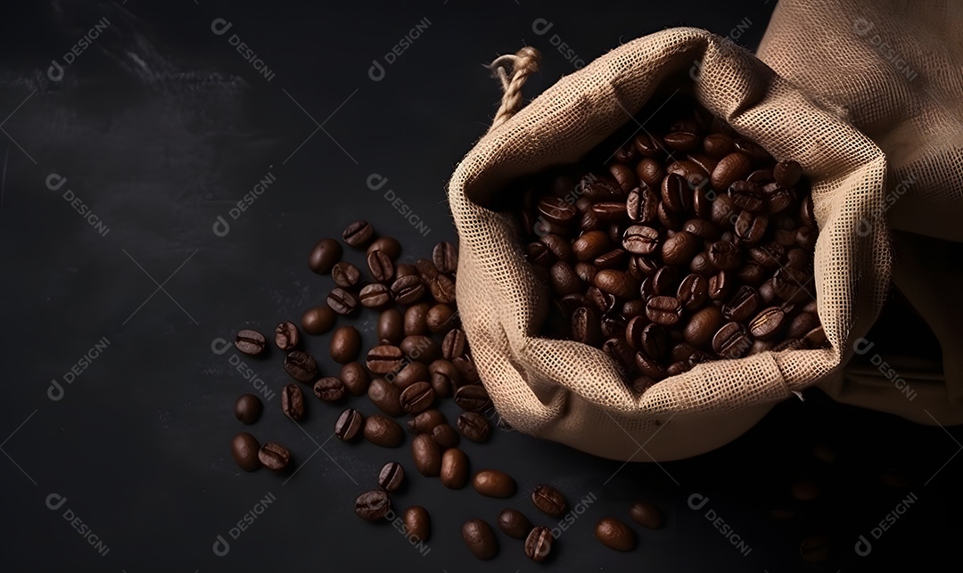 Grãos de café torrado sobre saco fundo isolado