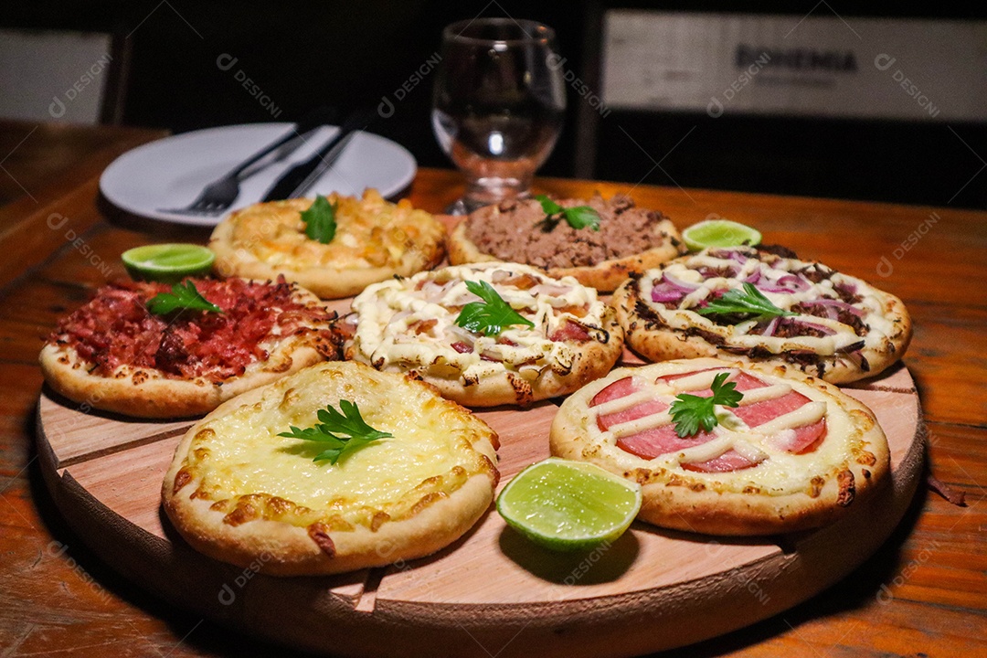 Esfirras deliciosa sobre uma mesa de madeira