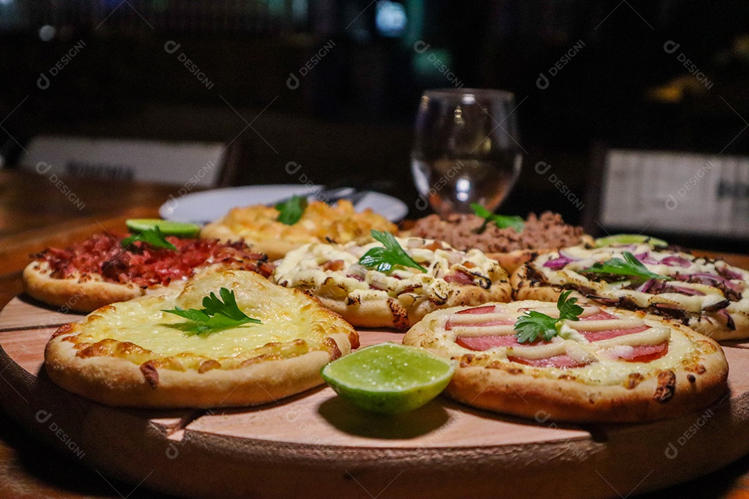 Esfirras deliciosa sobre uma mesa de madeira