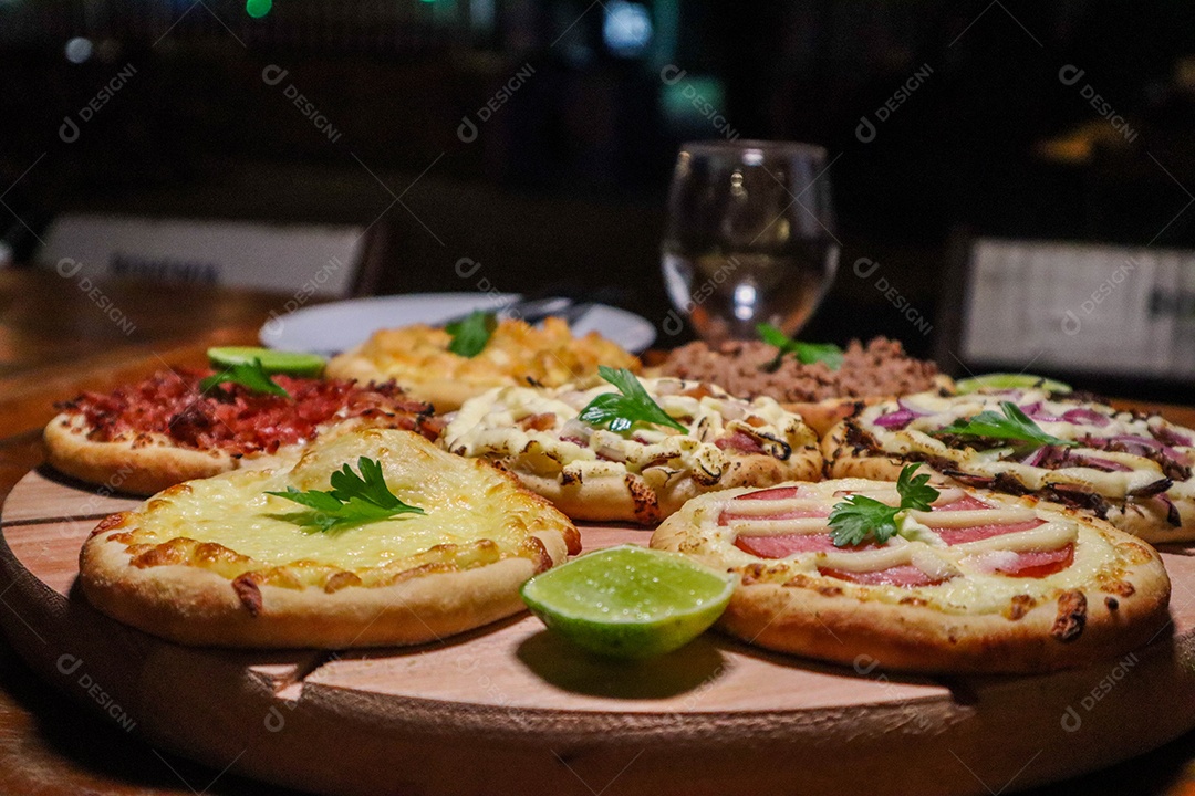 Esfirras deliciosa sobre uma mesa de madeira