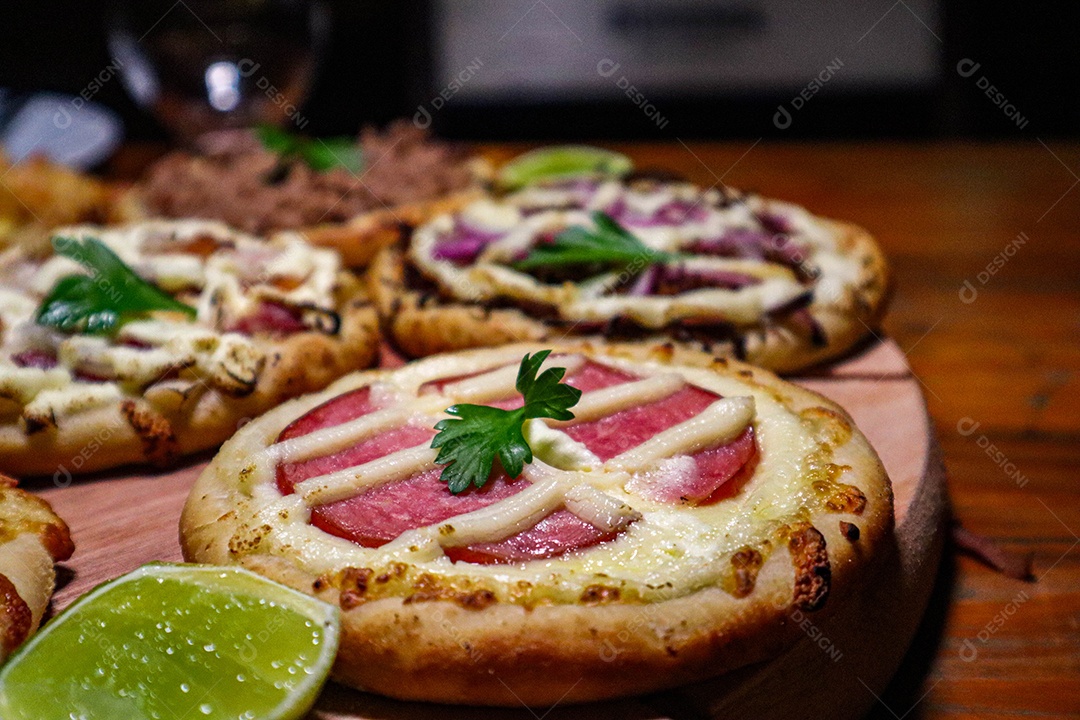 Esfirras deliciosa sobre uma mesa de madeira