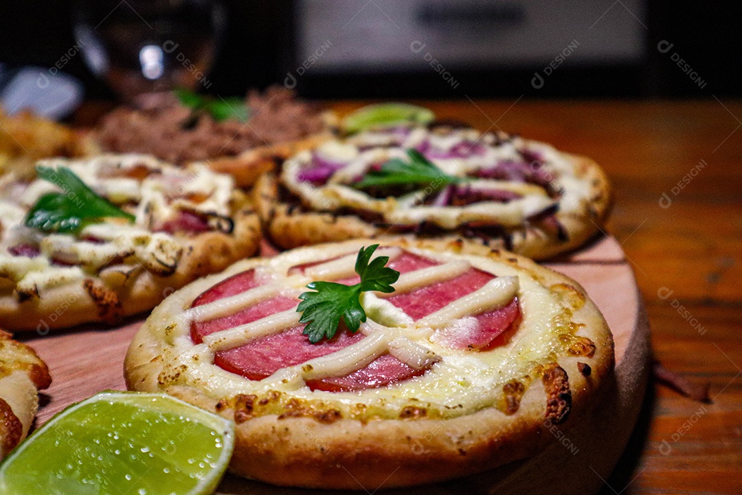 Esfirras deliciosa sobre uma mesa de madeira