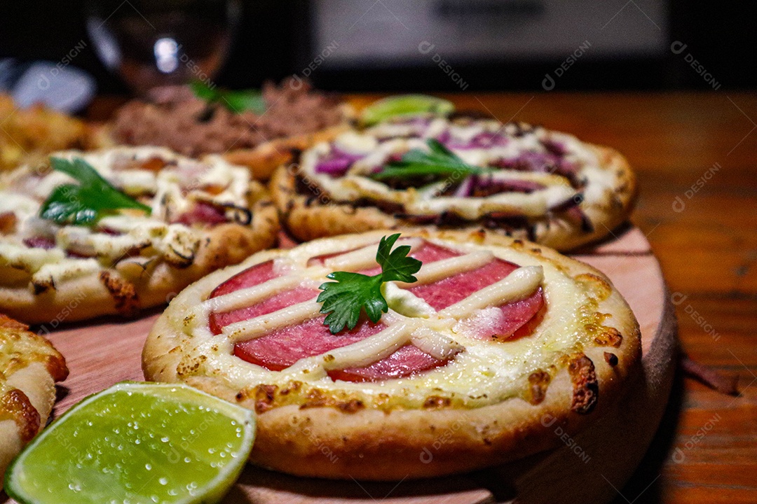 Esfirras deliciosa sobre uma mesa de madeira