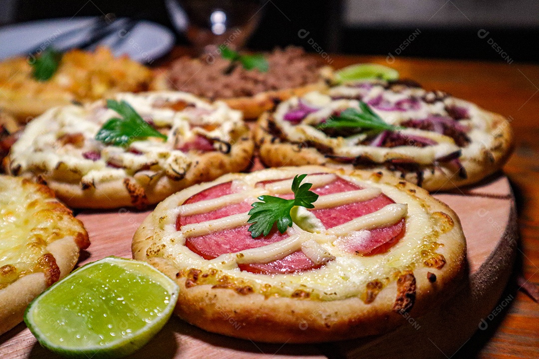 Esfirras deliciosa sobre uma mesa de madeira