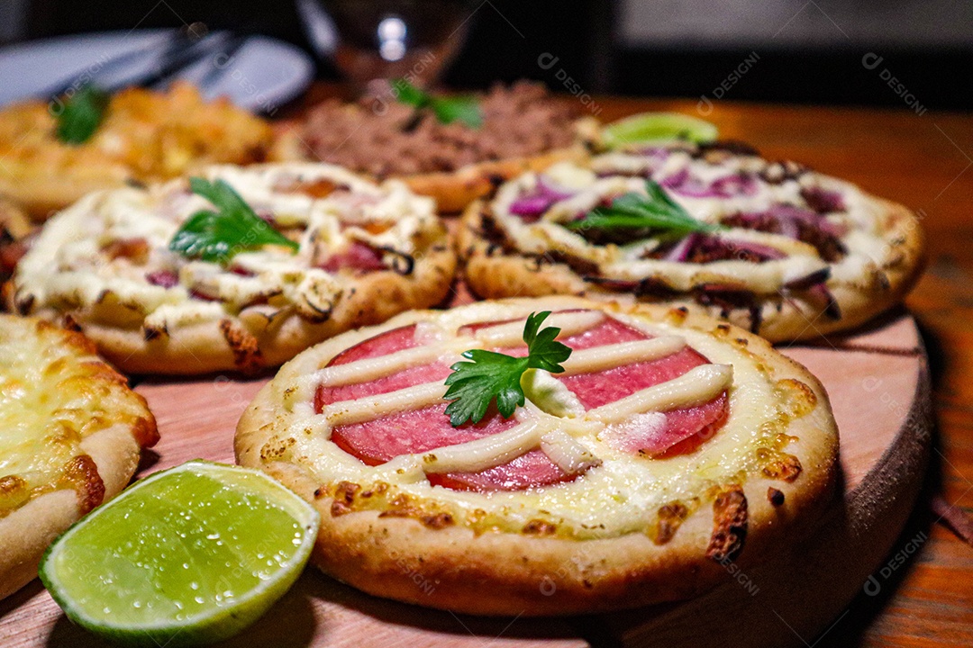 Esfirras deliciosa sobre uma mesa de madeira