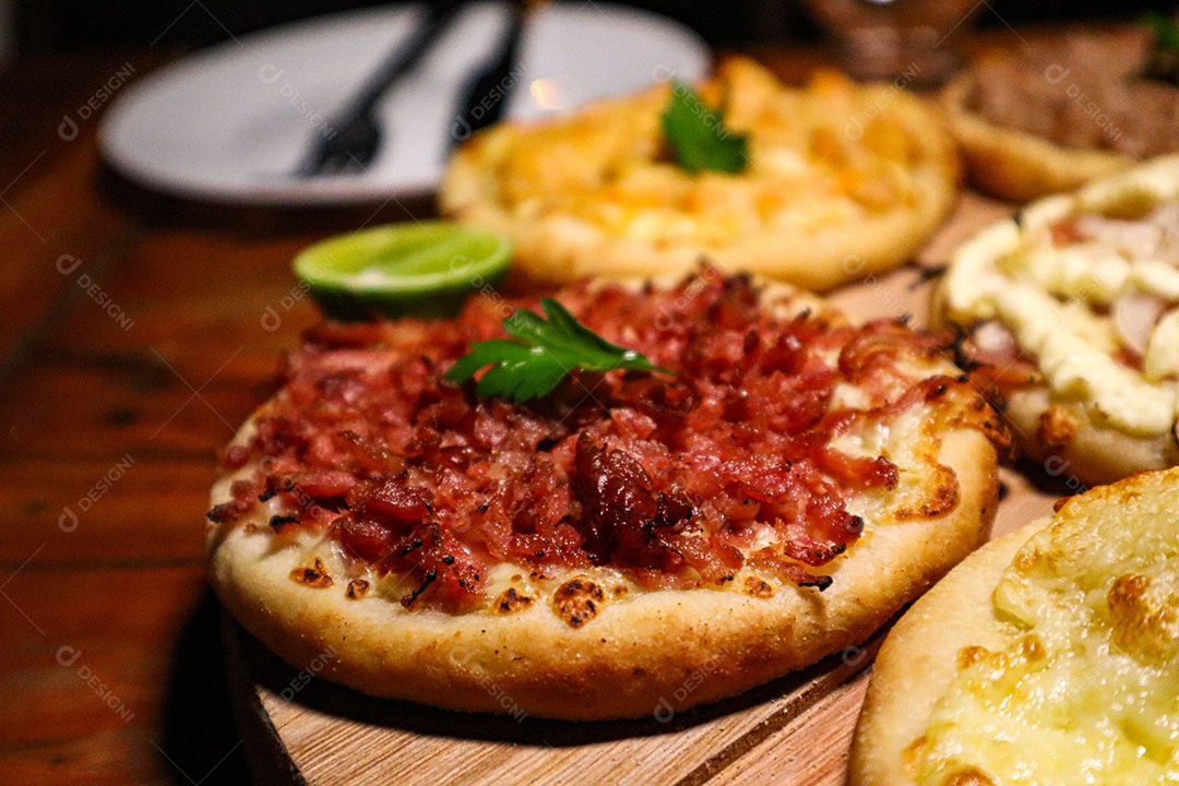 Esfirras deliciosa sobre uma mesa de madeira