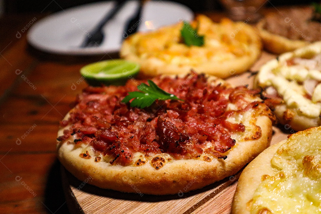Esfirras deliciosa sobre uma mesa de madeira