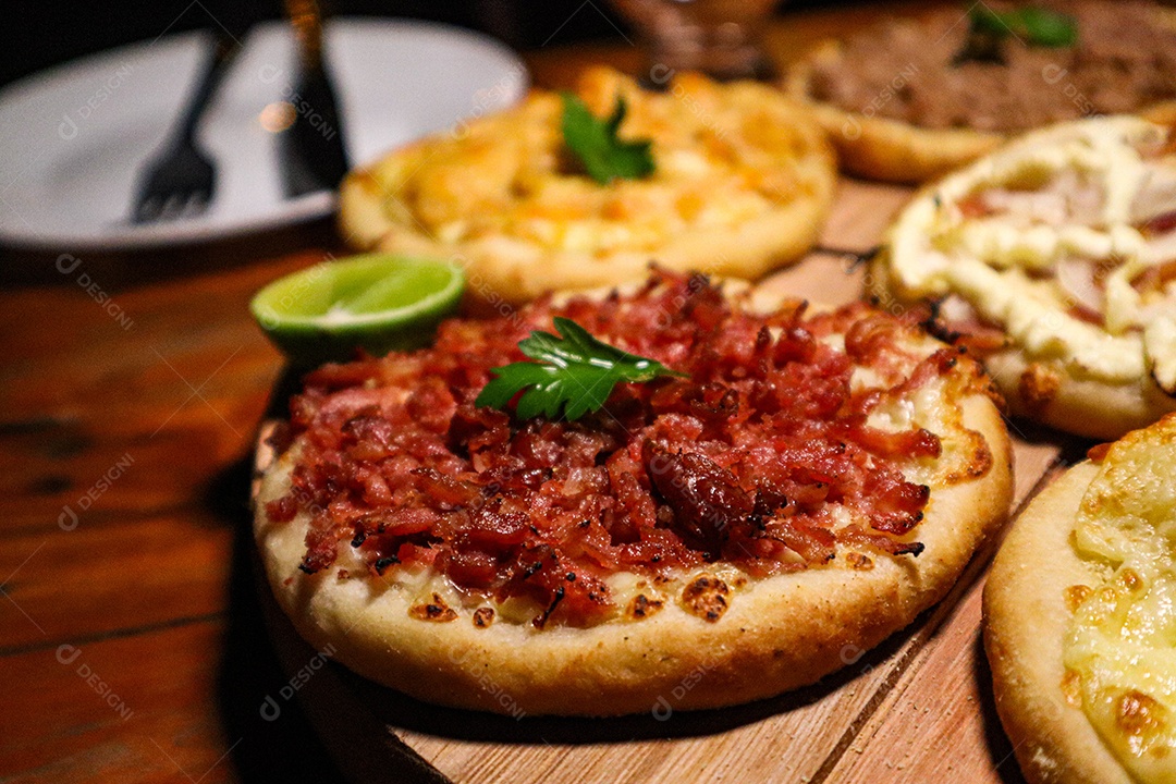 Esfirras deliciosa sobre uma mesa de madeira