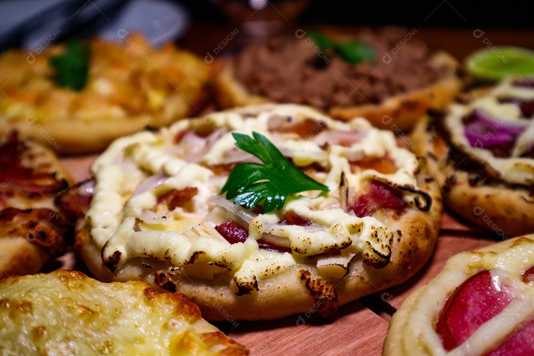 Esfirras deliciosa sobre uma mesa de madeira